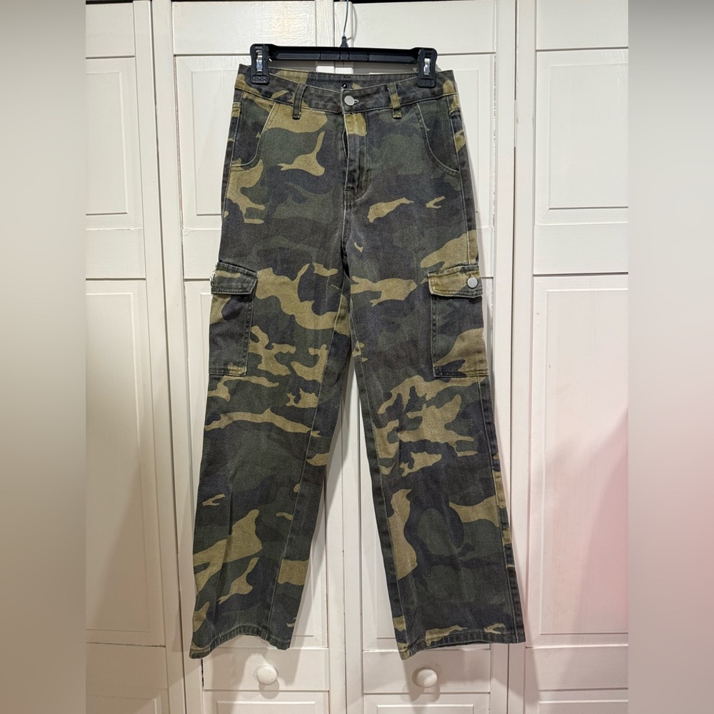 cargo camo jeans size‎ small EUC